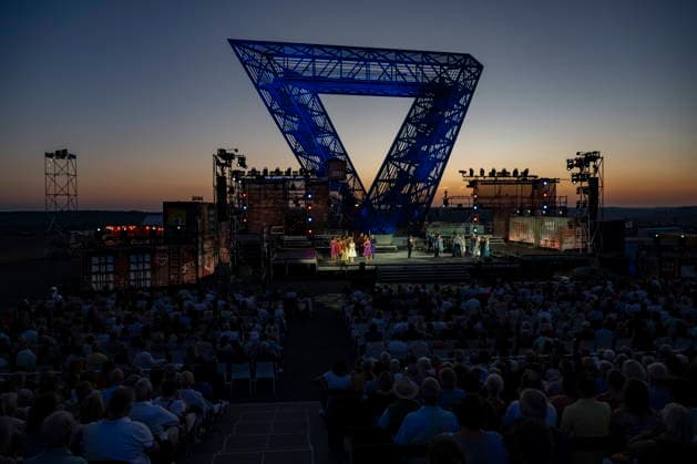 13.08.2026, Saarland, Ensdorf. Die West Side Story feiert am Donnerstagabend am Saarpolygon im Rahmen der diesjährigen Opernfestspiele mit zahlreichen Ehrengästen aus Politik, Kultur und Wirtschaft Premiere.