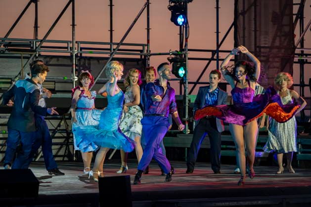 13.08.2026, Saarland, Ensdorf. Die West Side Story feiert am Donnerstagabend am Saarpolygon im Rahmen der diesjährigen Opernfestspiele mit zahlreichen Ehrengästen aus Politik, Kultur und Wirtschaft Premiere.