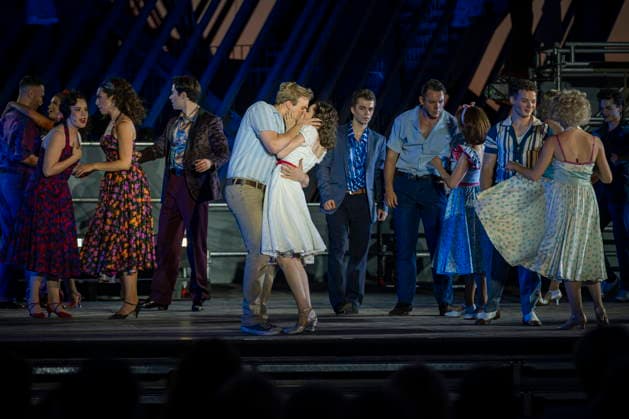 13.08.2026, Saarland, Ensdorf. Die West Side Story feiert am Donnerstagabend am Saarpolygon im Rahmen der diesjährigen Opernfestspiele mit zahlreichen Ehrengästen aus Politik, Kultur und Wirtschaft Premiere.