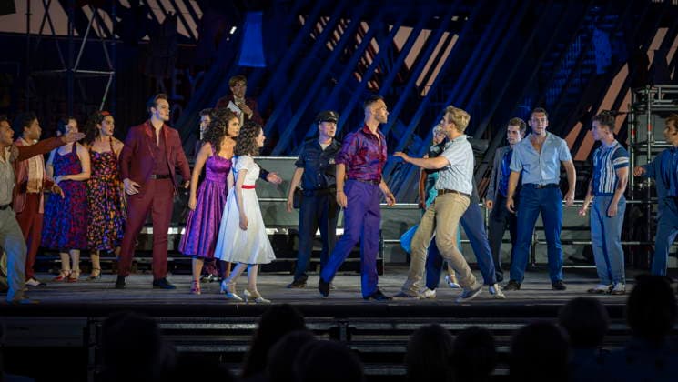 13.08.2026, Saarland, Ensdorf. Die West Side Story feiert am Donnerstagabend am Saarpolygon im Rahmen der diesjährigen Opernfestspiele mit zahlreichen Ehrengästen aus Politik, Kultur und Wirtschaft Premiere.