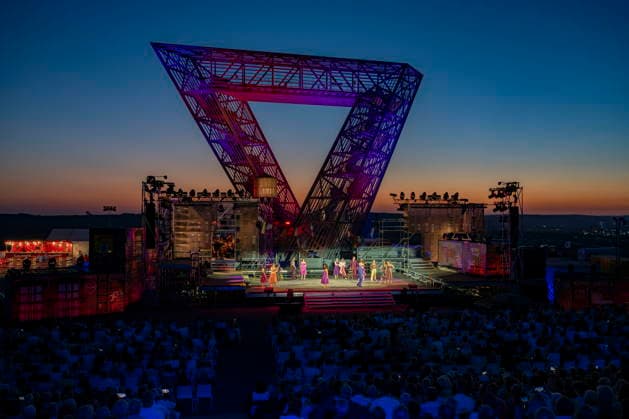 13.08.2026, Saarland, Ensdorf. Die West Side Story feiert am Donnerstagabend am Saarpolygon im Rahmen der diesjährigen Opernfestspiele mit zahlreichen Ehrengästen aus Politik, Kultur und Wirtschaft Premiere.