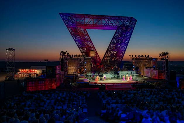 13.08.2026, Saarland, Ensdorf. Die West Side Story feiert am Donnerstagabend am Saarpolygon im Rahmen der diesjährigen Opernfestspiele mit zahlreichen Ehrengästen aus Politik, Kultur und Wirtschaft Premiere.