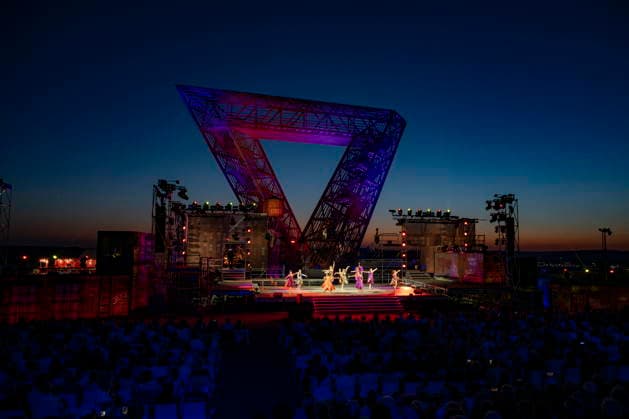 13.08.2026, Saarland, Ensdorf. Die West Side Story feiert am Donnerstagabend am Saarpolygon im Rahmen der diesjährigen Opernfestspiele mit zahlreichen Ehrengästen aus Politik, Kultur und Wirtschaft Premiere.