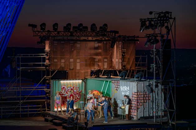 13.08.2026, Saarland, Ensdorf. Die West Side Story feiert am Donnerstagabend am Saarpolygon im Rahmen der diesjährigen Opernfestspiele mit zahlreichen Ehrengästen aus Politik, Kultur und Wirtschaft Premiere.