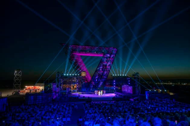 13.08.2026, Saarland, Ensdorf. Die West Side Story feiert am Donnerstagabend am Saarpolygon im Rahmen der diesjährigen Opernfestspiele mit zahlreichen Ehrengästen aus Politik, Kultur und Wirtschaft Premiere.