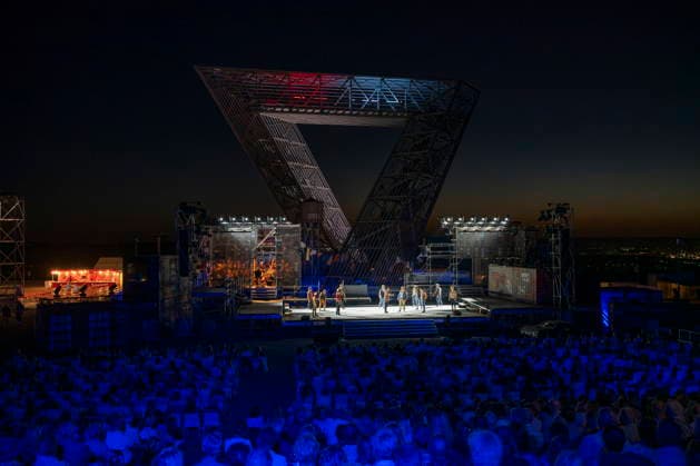 13.08.2026, Saarland, Ensdorf. Die West Side Story feiert am Donnerstagabend am Saarpolygon im Rahmen der diesjährigen Opernfestspiele mit zahlreichen Ehrengästen aus Politik, Kultur und Wirtschaft Premiere.