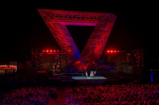 13.08.2026, Saarland, Ensdorf. Die West Side Story feiert am Donnerstagabend am Saarpolygon im Rahmen der diesjährigen Opernfestspiele mit zahlreichen Ehrengästen aus Politik, Kultur und Wirtschaft Premiere.
