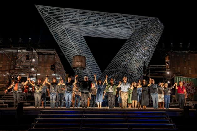 13.08.2026, Saarland, Ensdorf. Die West Side Story feiert am Donnerstagabend am Saarpolygon im Rahmen der diesjährigen Opernfestspiele mit zahlreichen Ehrengästen aus Politik, Kultur und Wirtschaft Premiere.