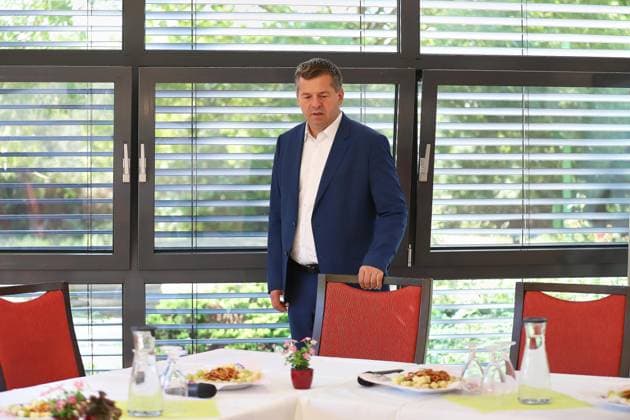 Halle (Saale), Sachsen-Anhalt, Deutschland, 14.08.2026: Ministerpräsident besucht ProCurand-Pflegeeinrichtung: Sven Schulze, CDU, steht an einem Tisch mit Knabberzeug Copyright: xdtsxNachrichtenagenturx dts_130143