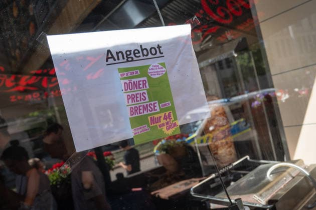 Felix Banaszak, Bundesvorsitzender BÜNDNIS 90 DIE GRÜNEN, besucht im Rahmen seiner Sommertour 2026 unter dem Motto Taxi Banaszak einen Döner-Laden in Magdeburg und diskutiert über die Dönerpreisbremse - Elenas Gemüse Kebab;Taxi Banaszak Sommertour von Felix Banaszak zu Besuch im Dönerladen in Magdeburg, Magdeburg Sachsen-Anhalt Deutschland Elenas Gemüse Kebab