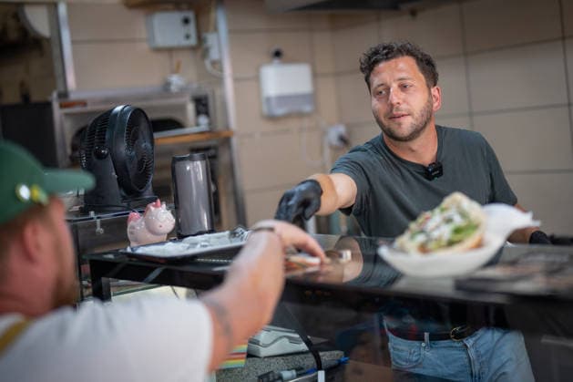 Felix Banaszak, Bundesvorsitzender BÜNDNIS 90 DIE GRÜNEN, besucht im Rahmen seiner Sommertour 2026 unter dem Motto Taxi Banaszak einen Döner-Laden in Magdeburg und diskutiert über die Dönerpreisbremse - Elenas Gemüse Kebab;Taxi Banaszak Sommertour von Felix Banaszak zu Besuch im Dönerladen in Magdeburg, Magdeburg Sachsen-Anhalt Deutschland Elenas Gemüse Kebab