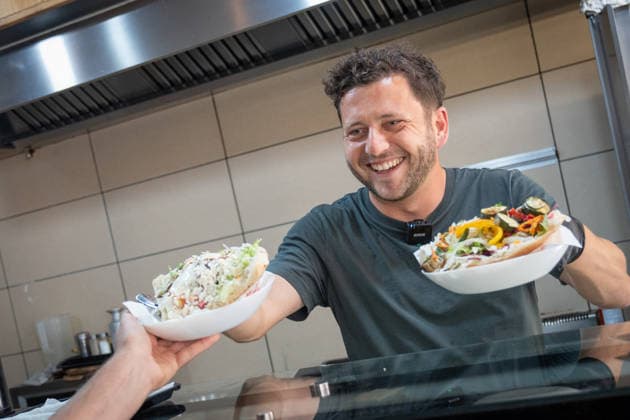 Felix Banaszak, Bundesvorsitzender BÜNDNIS 90 DIE GRÜNEN, besucht im Rahmen seiner Sommertour 2026 unter dem Motto Taxi Banaszak einen Döner-Laden in Magdeburg und diskutiert über die Dönerpreisbremse - Elenas Gemüse Kebab;Taxi Banaszak Sommertour von Felix Banaszak zu Besuch im Dönerladen in Magdeburg, Magdeburg Sachsen-Anhalt Deutschland Elenas Gemüse Kebab