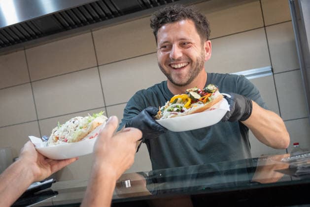 Felix Banaszak, Bundesvorsitzender BÜNDNIS 90 DIE GRÜNEN, besucht im Rahmen seiner Sommertour 2026 unter dem Motto Taxi Banaszak einen Döner-Laden in Magdeburg und diskutiert über die Dönerpreisbremse - Elenas Gemüse Kebab;Taxi Banaszak Sommertour von Felix Banaszak zu Besuch im Dönerladen in Magdeburg, Magdeburg Sachsen-Anhalt Deutschland Elenas Gemüse Kebab