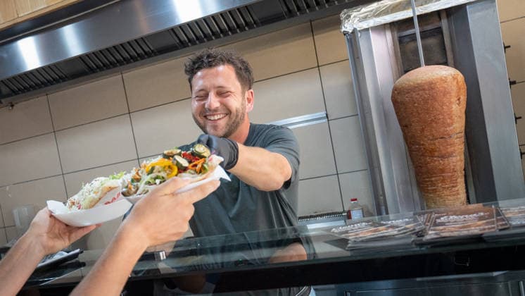 Felix Banaszak, Bundesvorsitzender BÜNDNIS 90 DIE GRÜNEN, besucht im Rahmen seiner Sommertour 2026 unter dem Motto Taxi Banaszak einen Döner-Laden in Magdeburg und diskutiert über die Dönerpreisbremse - Elenas Gemüse Kebab;Taxi Banaszak Sommertour von Felix Banaszak zu Besuch im Dönerladen in Magdeburg, Magdeburg Sachsen-Anhalt Deutschland Elenas Gemüse Kebab