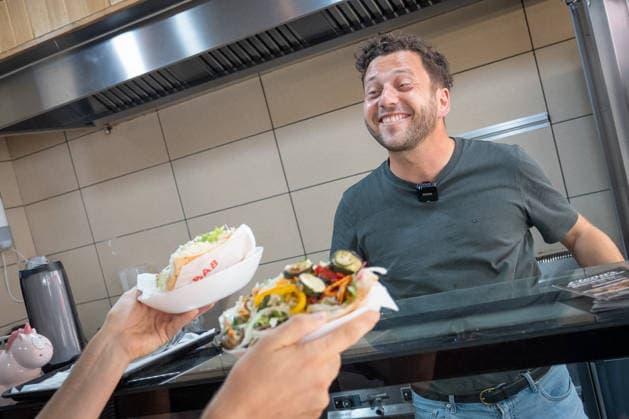Felix Banaszak, Bundesvorsitzender BÜNDNIS 90 DIE GRÜNEN, besucht im Rahmen seiner Sommertour 2026 unter dem Motto Taxi Banaszak einen Döner-Laden in Magdeburg und diskutiert über die Dönerpreisbremse - Elenas Gemüse Kebab;Taxi Banaszak Sommertour von Felix Banaszak zu Besuch im Dönerladen in Magdeburg, Magdeburg Sachsen-Anhalt Deutschland Elenas Gemüse Kebab