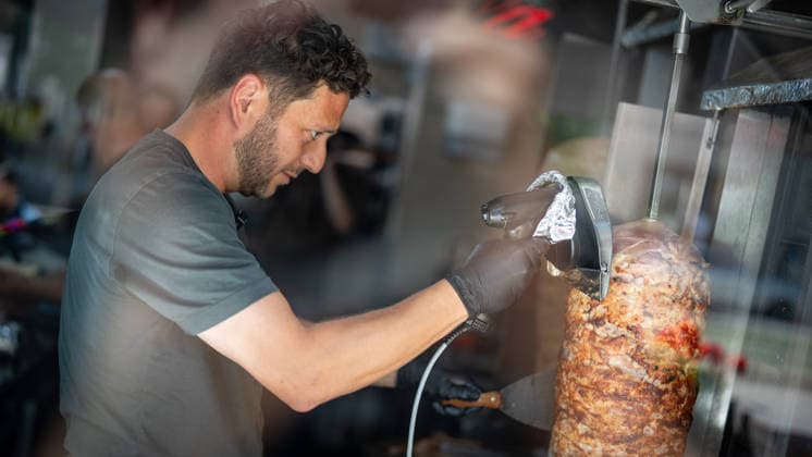 Felix Banaszak, Bundesvorsitzender BÜNDNIS 90 DIE GRÜNEN, besucht im Rahmen seiner Sommertour 2026 unter dem Motto Taxi Banaszak einen Döner-Laden in Magdeburg und diskutiert über die Dönerpreisbremse - Elenas Gemüse Kebab;Taxi Banaszak Sommertour von Felix Banaszak zu Besuch im Dönerladen in Magdeburg, Magdeburg Sachsen-Anhalt Deutschland Elenas Gemüse Kebab