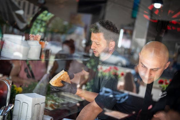 Felix Banaszak, Bundesvorsitzender BÜNDNIS 90 DIE GRÜNEN, besucht im Rahmen seiner Sommertour 2026 unter dem Motto Taxi Banaszak einen Döner-Laden in Magdeburg und diskutiert über die Dönerpreisbremse - Elenas Gemüse Kebab;Taxi Banaszak Sommertour von Felix Banaszak zu Besuch im Dönerladen in Magdeburg, Magdeburg Sachsen-Anhalt Deutschland Elenas Gemüse Kebab