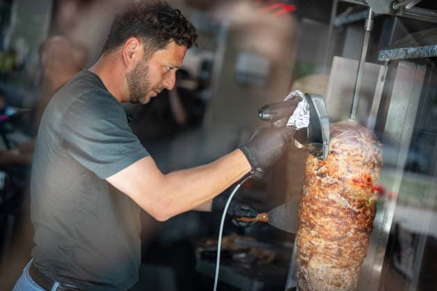 Felix Banaszak, Bundesvorsitzender BÜNDNIS 90 DIE GRÜNEN, besucht im Rahmen seiner Sommertour 2026 unter dem Motto Taxi Banaszak einen Döner-Laden in Magdeburg und diskutiert über die Dönerpreisbremse - Elenas Gemüse Kebab;Taxi Banaszak Sommertour von Felix Banaszak zu Besuch im Dönerladen in Magdeburg, Magdeburg Sachsen-Anhalt Deutschland Elenas Gemüse Kebab