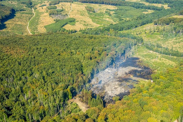 Luftbild Arnsberg, gelöschter Waldbrand im Arnsberger Wald bei Delecke, Möhnesee, Feuerwehr, Brandwache, Sauerland, Nordrhein-Westfalen, Deutschland !ACHTUNGxMINDESTHONORARx60xEURO!
