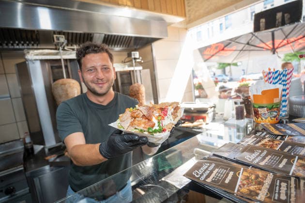 Felix Banaszak, Bundesvorsitzender BÜNDNIS 90 DIE GRÜNEN, besucht im Rahmen seiner Sommertour 2026 unter dem Motto Taxi Banaszak einen Döner-Laden in Magdeburg und diskutiert über die Dönerpreisbremse - Elenas Gemüse Kebab;Taxi Banaszak Sommertour von Felix Banaszak zu Besuch im Dönerladen in Magdeburg, Magdeburg Sachsen-Anhalt Deutschland Elenas Gemüse Kebab