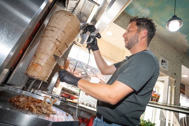 Felix Banaszak, Bundesvorsitzender BÜNDNIS 90 DIE GRÜNEN, besucht im Rahmen seiner Sommertour 2026 unter dem Motto Taxi Banaszak einen Döner-Laden in Magdeburg und diskutiert über die Dönerpreisbremse - Elenas Gemüse Kebab;Taxi Banaszak Sommertour von Felix Banaszak zu Besuch im Dönerladen in Magdeburg, Magdeburg Sachsen-Anhalt Deutschland Elenas Gemüse Kebab