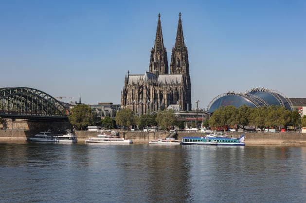 Blick aus Koeln (Köln) - Deutz. Der Koelner (Kölner) Dom, Hohe Domkirche Sankt Petrus (Mitte), die Hohenzollernbruecke (Hohenzollernbrücke) (links) und der Musical Dome (rechts). Im Vordergrund der Rhein. Koelner (Kölner) Dom am 14.08.2026 in Koeln (Köln) Deutschland.