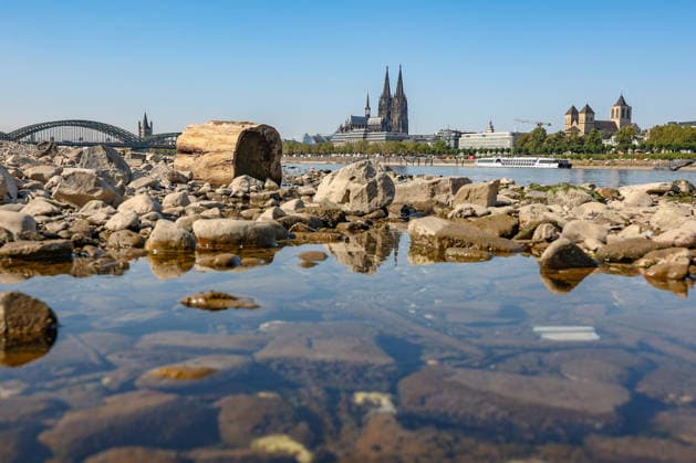 Sommer im Rheinland. Blick auf den Rhein bei Koeln (Köln) - Deutz. Der Rhein in Koeln (Köln) fuehrt (führt) Niedrigwasser aufgrund anhaltender Trockenheit. Im Hintergrund die Hohenzollernbruecke (Hohenzollernbrücke) (links) und der Koelner (Kölner) Dom (rechts). Sommer im Rheinland am 14.08.2026 in Koeln (Köln) Deutschland.