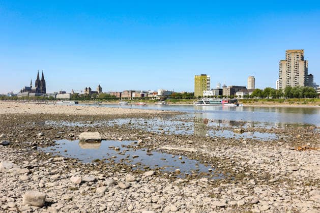 Sommer im Rheinland. Blick auf den Rhein bei Koeln (Köln) - Deutz. Der Rhein in Koeln (Köln) fuehrt (führt) Niedrigwasser aufgrund anhaltender Trockenheit. Im Hintergrund der Koelner (Kölner) Dom (links). Sommer im Rheinland am 14.08.2026 in Koeln (Köln) Deutschland.