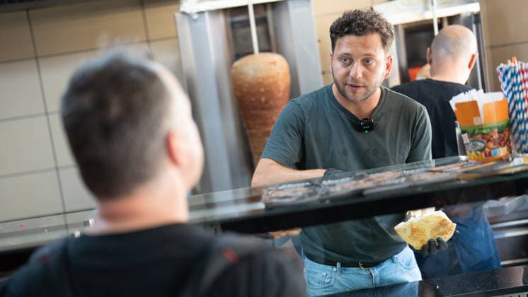 Felix Banaszak, Bundesvorsitzender BÜNDNIS 90 DIE GRÜNEN, besucht im Rahmen seiner Sommertour 2026 unter dem Motto Taxi Banaszak einen Döner-Laden in Magdeburg und diskutiert über die Dönerpreisbremse - Elenas Gemüse Kebab;Taxi Banaszak Sommertour von Felix Banaszak zu Besuch im Dönerladen in Magdeburg, Magdeburg Sachsen-Anhalt Deutschland Elenas Gemüse Kebab