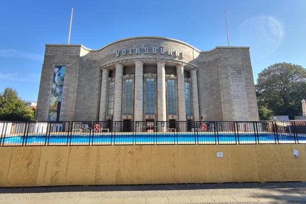Berlin, Deutschland, 14.08.2026: Volksbad vor der Berliner Volksbühne Copyright: xdtsxNachrichtenagenturx dts_130159