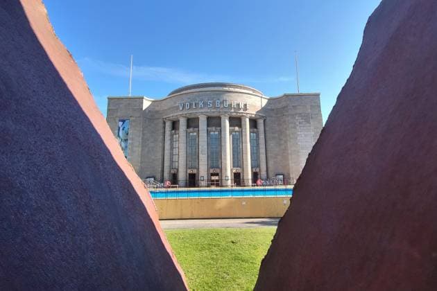 Berlin, Deutschland, 14.08.2026: Volksbad vor der Berliner Volksbühne Copyright: xdtsxNachrichtenagenturx dts_130160