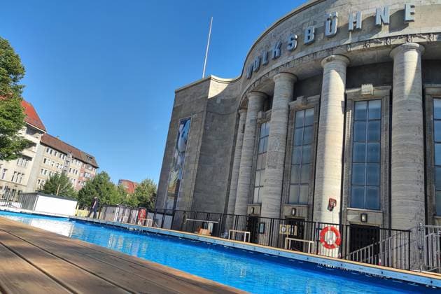 Berlin, Deutschland, 14.08.2026: Volksbad vor der Berliner Volksbühne Copyright: xdtsxNachrichtenagenturx dts_130164