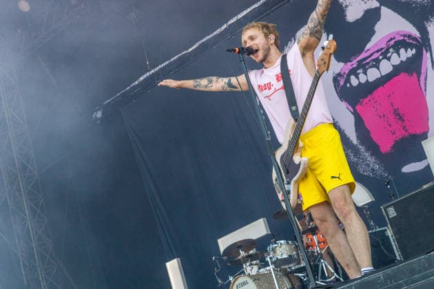 Erster Tag beim Highfield 2026, die Band Itchy eröffnet das Festival am Störmthaler See bei Leipzig. Gesang, Gitarre, E-Bass Sibbi (Sebastian Hafner) Gesang, E-Bass, Gitarre Panzer (Daniel Friedl) Schlagzeug, Gesang Max (Max Zimmer) (seit 2011) Highfield 2026 - Itchy