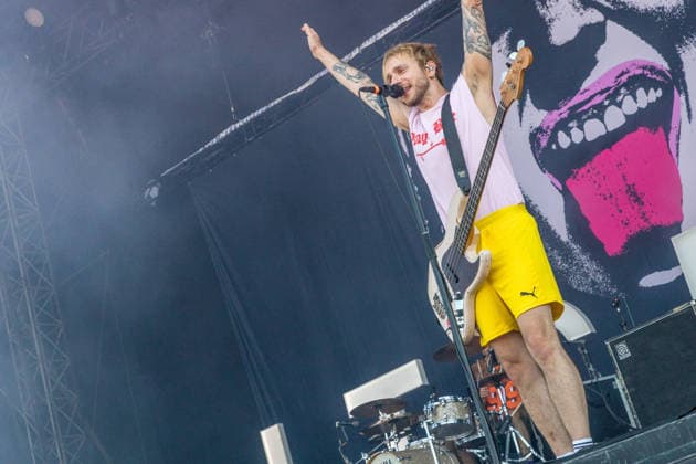 Erster Tag beim Highfield 2026, die Band Itchy eröffnet das Festival am Störmthaler See bei Leipzig. Gesang, Gitarre, E-Bass Sibbi (Sebastian Hafner) Gesang, E-Bass, Gitarre Panzer (Daniel Friedl) Schlagzeug, Gesang Max (Max Zimmer) (seit 2011) Highfield 2026 - Itchy