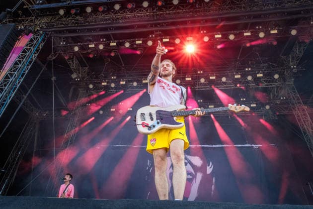 Erster Tag beim Highfield 2026, die Band Itchy eröffnet das Festival am Störmthaler See bei Leipzig. Gesang, Gitarre, E-Bass Sibbi (Sebastian Hafner) Gesang, E-Bass, Gitarre Panzer (Daniel Friedl) Schlagzeug, Gesang Max (Max Zimmer) (seit 2011) Highfield 2026 - Itchy