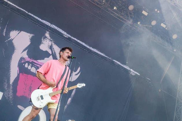 Erster Tag beim Highfield 2026, die Band Itchy eröffnet das Festival am Störmthaler See bei Leipzig. Gesang, Gitarre, E-Bass Sibbi (Sebastian Hafner) Gesang, E-Bass, Gitarre Panzer (Daniel Friedl) Schlagzeug, Gesang Max (Max Zimmer) (seit 2011) Highfield 2026 - Itchy