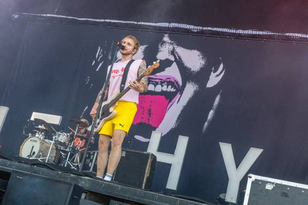 Erster Tag beim Highfield 2026, die Band Itchy eröffnet das Festival am Störmthaler See bei Leipzig. Gesang, Gitarre, E-Bass Sibbi (Sebastian Hafner) Gesang, E-Bass, Gitarre Panzer (Daniel Friedl) Schlagzeug, Gesang Max (Max Zimmer) (seit 2011) Highfield 2026 - Itchy