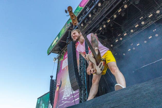 Erster Tag beim Highfield 2026, die Band Itchy eröffnet das Festival am Störmthaler See bei Leipzig. Gesang, Gitarre, E-Bass Sibbi (Sebastian Hafner) Gesang, E-Bass, Gitarre Panzer (Daniel Friedl) Schlagzeug, Gesang Max (Max Zimmer) (seit 2011) Highfield 2026 - Itchy