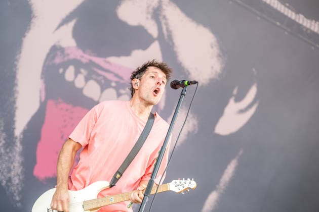 Erster Tag beim Highfield 2026, die Band Itchy eröffnet das Festival am Störmthaler See bei Leipzig. Gesang, Gitarre, E-Bass Sibbi (Sebastian Hafner) Gesang, E-Bass, Gitarre Panzer (Daniel Friedl) Schlagzeug, Gesang Max (Max Zimmer) (seit 2011) Highfield 2026 - Itchy