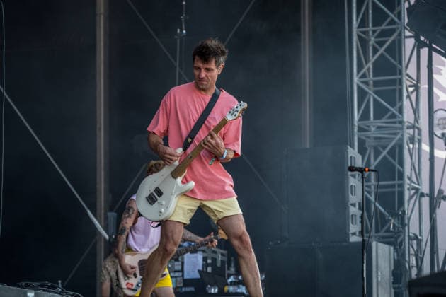 Erster Tag beim Highfield 2026, die Band Itchy eröffnet das Festival am Störmthaler See bei Leipzig. Gesang, Gitarre, E-Bass Sibbi (Sebastian Hafner) Gesang, E-Bass, Gitarre Panzer (Daniel Friedl) Schlagzeug, Gesang Max (Max Zimmer) (seit 2011) Highfield 2026 - Itchy