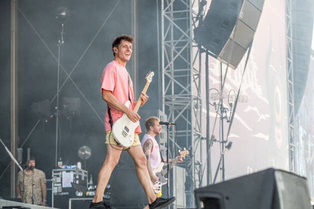 Erster Tag beim Highfield 2026, die Band Itchy eröffnet das Festival am Störmthaler See bei Leipzig. Gesang, Gitarre, E-Bass Sibbi (Sebastian Hafner) Gesang, E-Bass, Gitarre Panzer (Daniel Friedl) Schlagzeug, Gesang Max (Max Zimmer) (seit 2011) Highfield 2026 - Itchy