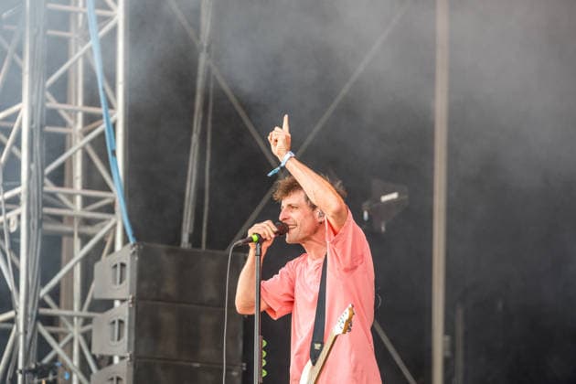 Erster Tag beim Highfield 2026, die Band Itchy eröffnet das Festival am Störmthaler See bei Leipzig. Gesang, Gitarre, E-Bass Sibbi (Sebastian Hafner) Gesang, E-Bass, Gitarre Panzer (Daniel Friedl) Schlagzeug, Gesang Max (Max Zimmer) (seit 2011) Highfield 2026 - Itchy