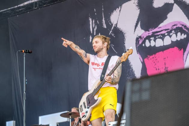 Erster Tag beim Highfield 2026, die Band Itchy eröffnet das Festival am Störmthaler See bei Leipzig. Gesang, Gitarre, E-Bass Sibbi (Sebastian Hafner) Gesang, E-Bass, Gitarre Panzer (Daniel Friedl) Schlagzeug, Gesang Max (Max Zimmer) (seit 2011) Highfield 2026 - Itchy