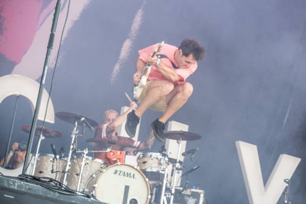 Erster Tag beim Highfield 2026, die Band Itchy eröffnet das Festival am Störmthaler See bei Leipzig. Gesang, Gitarre, E-Bass Sibbi (Sebastian Hafner) Gesang, E-Bass, Gitarre Panzer (Daniel Friedl) Schlagzeug, Gesang Max (Max Zimmer) (seit 2011) Highfield 2026 - Itchy