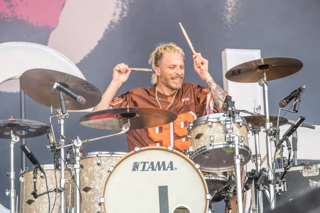 Erster Tag beim Highfield 2026, die Band Itchy eröffnet das Festival am Störmthaler See bei Leipzig. Gesang, Gitarre, E-Bass Sibbi (Sebastian Hafner) Gesang, E-Bass, Gitarre Panzer (Daniel Friedl) Schlagzeug, Gesang Max (Max Zimmer) (seit 2011) Highfield 2026 - Itchy