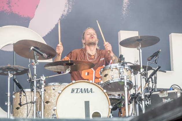 Erster Tag beim Highfield 2026, die Band Itchy eröffnet das Festival am Störmthaler See bei Leipzig. Gesang, Gitarre, E-Bass Sibbi (Sebastian Hafner) Gesang, E-Bass, Gitarre Panzer (Daniel Friedl) Schlagzeug, Gesang Max (Max Zimmer) (seit 2011) Highfield 2026 - Itchy