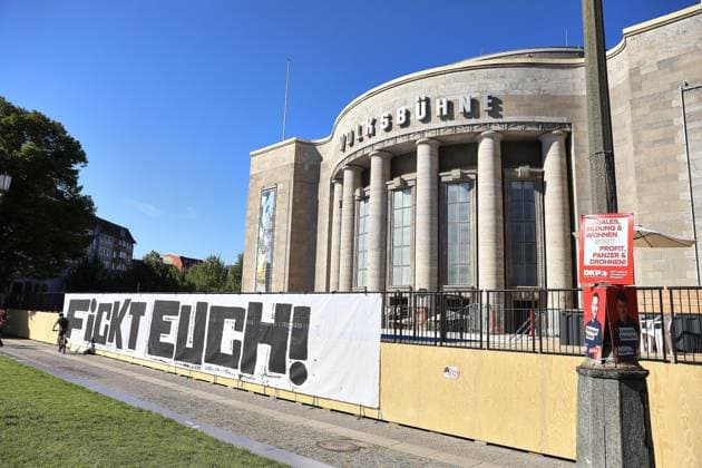 Berlin, Deutschland, 14.08.2026: Volksbad vor der Berliner Volksbühne am Rosa-Luxemburg-Platz mit einem Transparent und der Aufschrift Fickt euch Copyright: xdtsxNachrichtenagenturx dts_130171