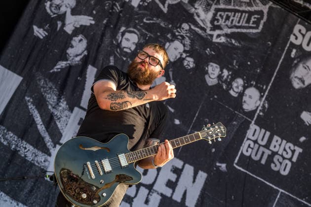 Die deutsche Punkrock Band Sondaschule auf der Mainstage vom Highfield 2026. Gesang Costa Cannabis (Tim Kleinrensing) Gitarre, Gesang Chemokeule (Mirko Klautmann) Bass Matthias Richter (seit 2013) Posaune Chris Altmann (seit 2006) Gitarre Phillip FaF Pfaff (seit 2022) Highfield 2026 tag 1 - sondaschule