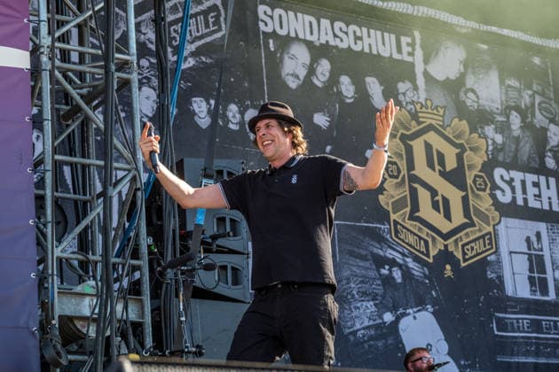 Die deutsche Punkrock Band Sondaschule auf der Mainstage vom Highfield 2026. Gesang Costa Cannabis (Tim Kleinrensing) Gitarre, Gesang Chemokeule (Mirko Klautmann) Bass Matthias Richter (seit 2013) Posaune Chris Altmann (seit 2006) Gitarre Phillip FaF Pfaff (seit 2022) Highfield 2026 tag 1 - sondaschule