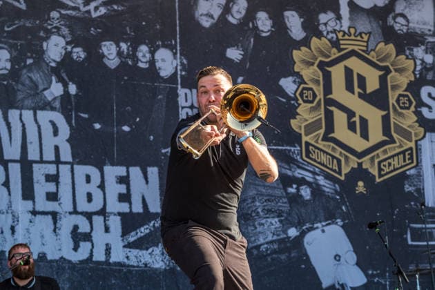 Die deutsche Punkrock Band Sondaschule auf der Mainstage vom Highfield 2026. Gesang Costa Cannabis (Tim Kleinrensing) Gitarre, Gesang Chemokeule (Mirko Klautmann) Bass Matthias Richter (seit 2013) Posaune Chris Altmann (seit 2006) Gitarre Phillip FaF Pfaff (seit 2022) Highfield 2026 tag 1 - sondaschule